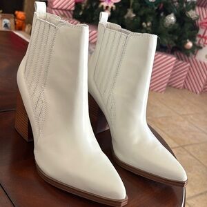 Marc Fisher 
Size 8
White / Cream